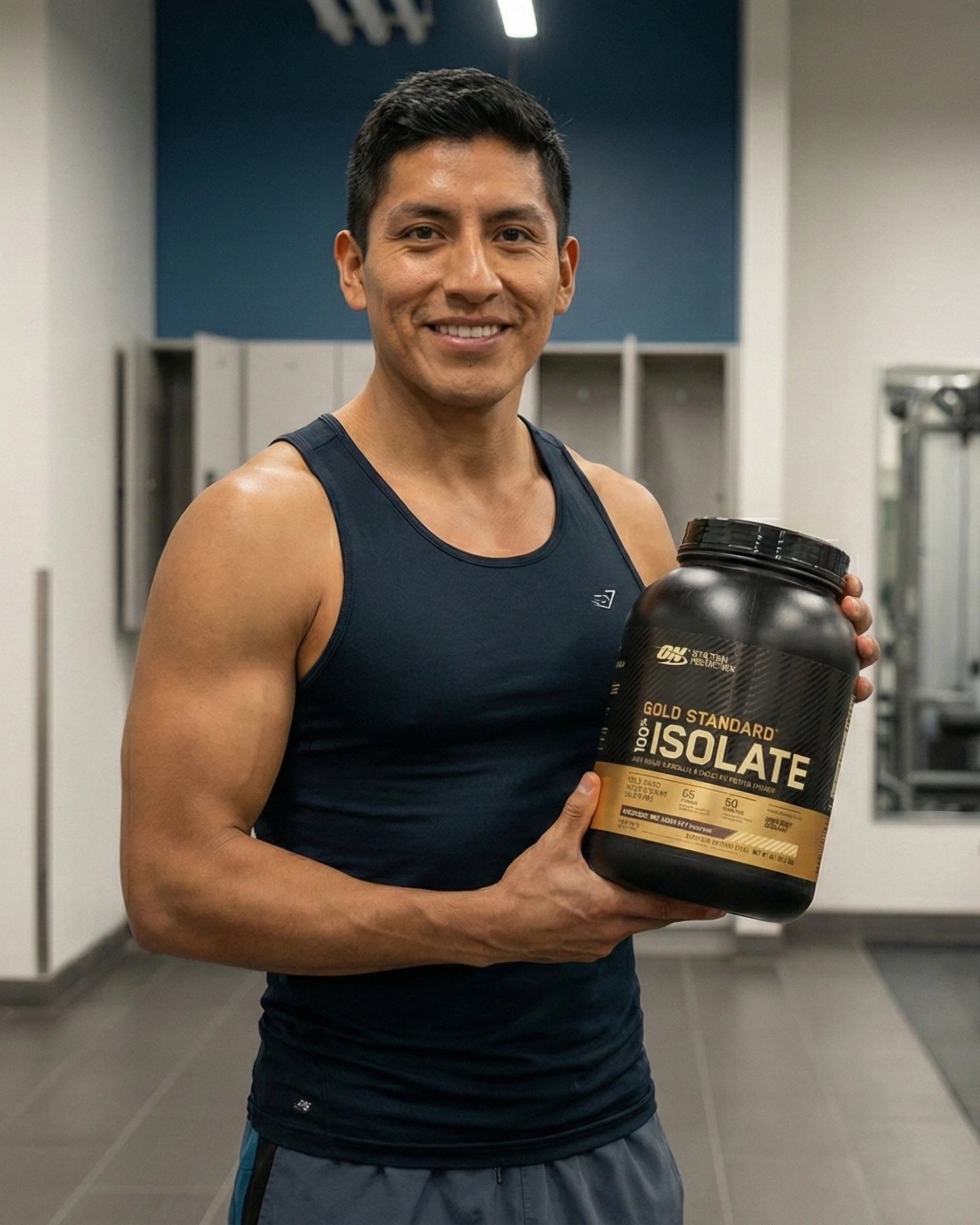 Hombre de aprox 32 años con una sonrisa despues de haber probado el  suplemento isolate